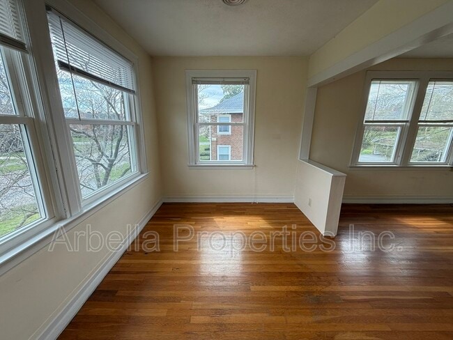 Building Photo - 707 E Unaka Ave