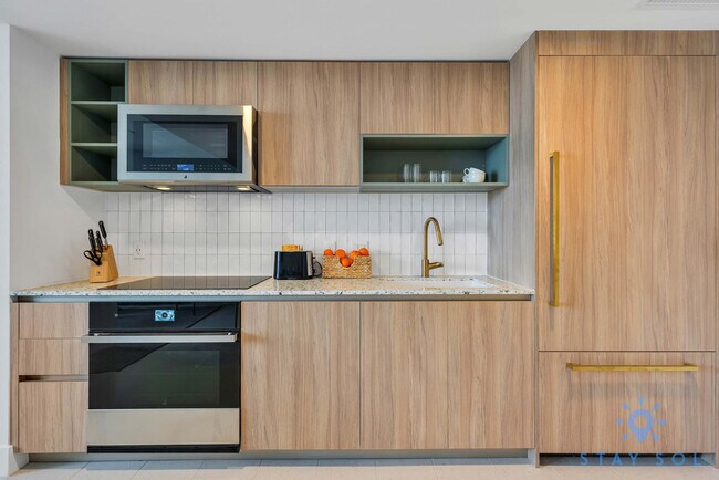 Building Photo - 601 NE 1st Ave