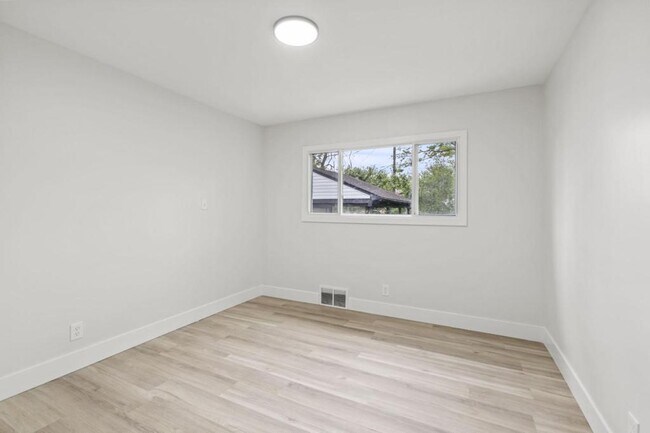 Building Photo - 2511 Baywood St