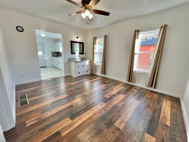 Building Photo - Spacious Fully Remodeled Ground Floor Duplex!