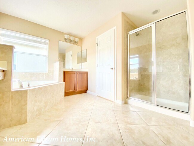Building Photo - Beautiful Lake View Home!