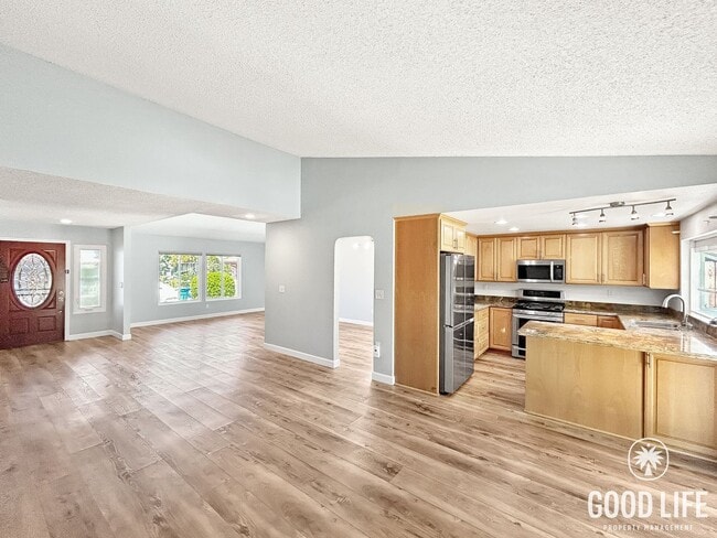 Building Photo - Beautiful 3BD/2BA w/ A/C, In-Unit Laundry, and 2-Car Attached Garage in San Carlos!