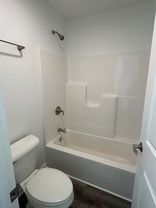 Building Photo - Twin Lakes Duplex