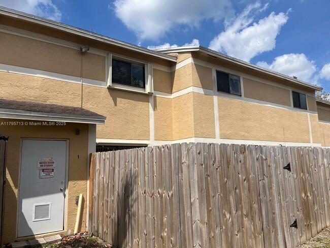 Building Photo - 9491 Palm Cir N