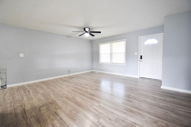 Building Photo - 3 Bedroom 2 Bathroom- Pets Considered