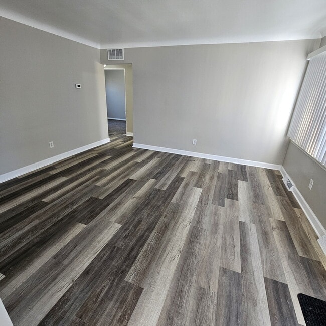 Building Photo - 3 Bedroom, 1 Bath Ranch w/ Fresh Updates Throughout. Spacious Living Room w/ New Laminate Floorin...