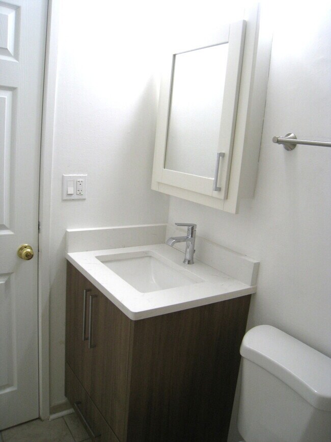 Building Photo - 187 Pickwick Dr