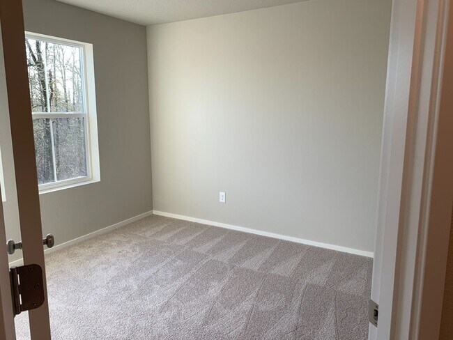 Building Photo - Gorgeous  4 Bed 2.5 Bath Home in Camas! Union School District! Laminate Floors Throughout Main! S...