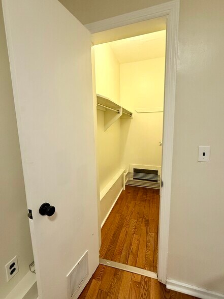 Building Photo - 5 Villa Dr