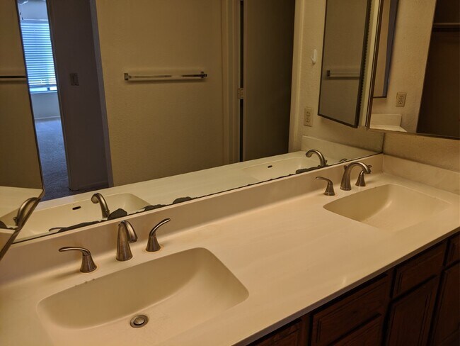 Building Photo - 3 Bedroom Home in Papago! Close to Tempe a...