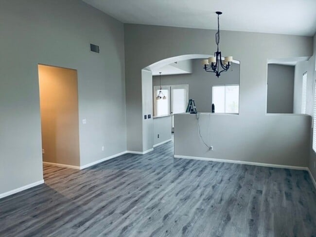 Building Photo - *WONDERFUL SINGLE STORY HOME IN "GREEN VAL...