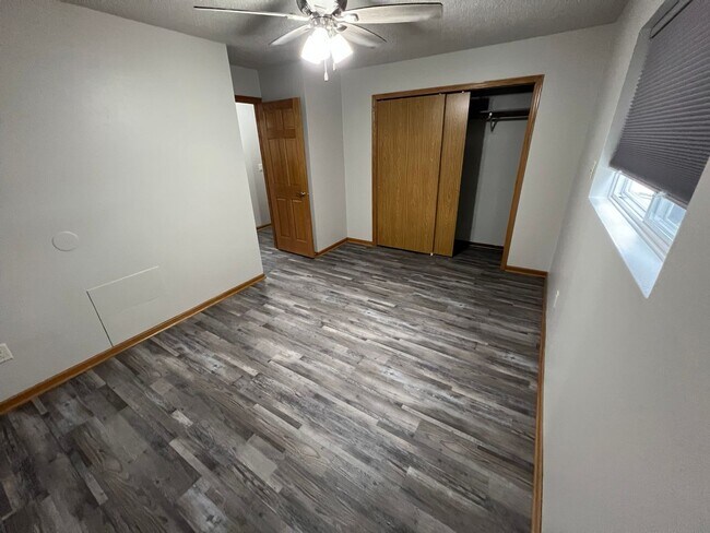 Building Photo - Garden-level 3 bedroom unit close to Sawyer Elementary
