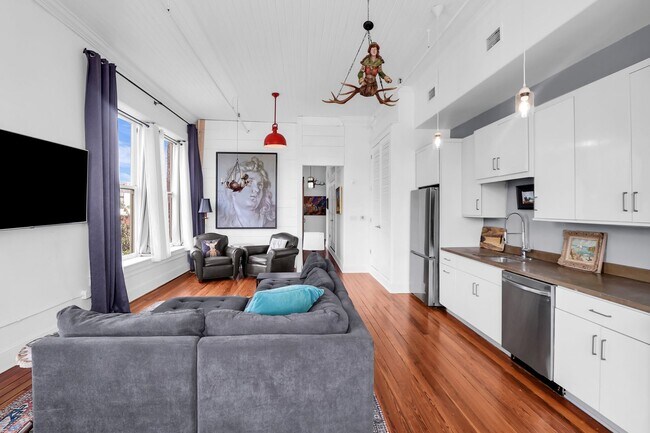 Building Photo - Stunning Corner Loft in the Heart of Historic Downtown Savannah