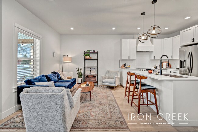 Building Photo - Contemporary Townhome Minutes from Downtown