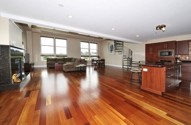 Primary Photo - 10 Ocean Ave