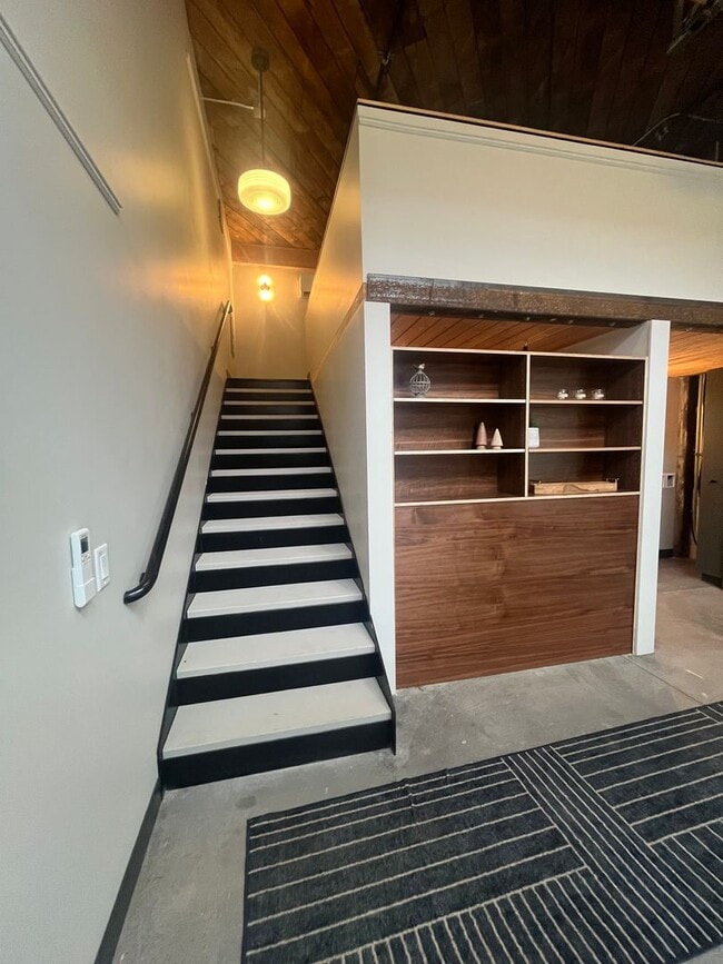 Building Photo - 1 Bedroom 1-Bathroom W/ Large Loft (2nd Bedroom or workspace)