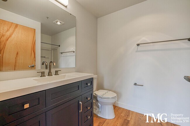 Building Photo - Top-Floor 2BD/2BA Condo w/ Stunning Park Views & Utilities Included