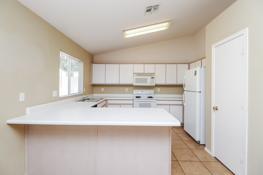 Building Photo - 8046 E Fairfield St