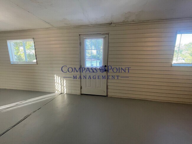 Building Photo - Spacious 3 bedroom and 1 bath house! FIRST...