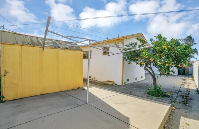 Building Photo - 1105 W 156th St