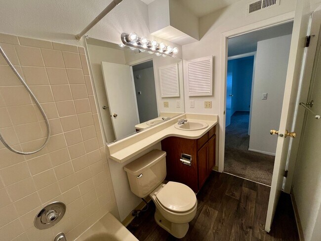 Building Photo - Nice 2 bed 2 bath second floor unit near Buckley Air Force base!