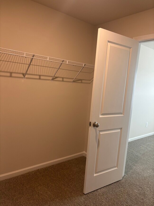 Building Photo - SPacious 3 bedroom 2 1/2 bath home