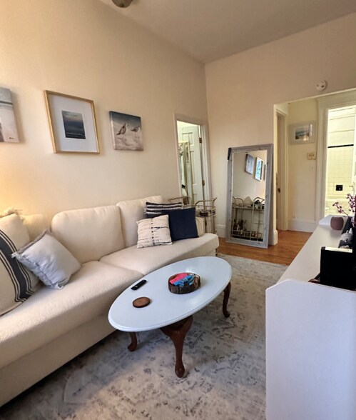 Building Photo - 585 Beacon St