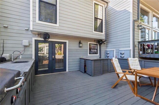 Building Photo - 1028 Riverbend Club Dr SE