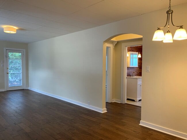 Building Photo - Remodeled 2 Bedroom 1 Bath Home in Downtow...