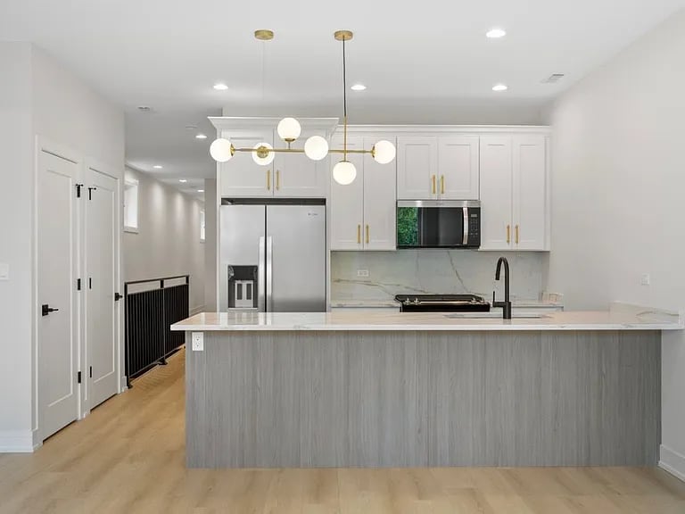 Building Photo - 5006 S Prairie Ave