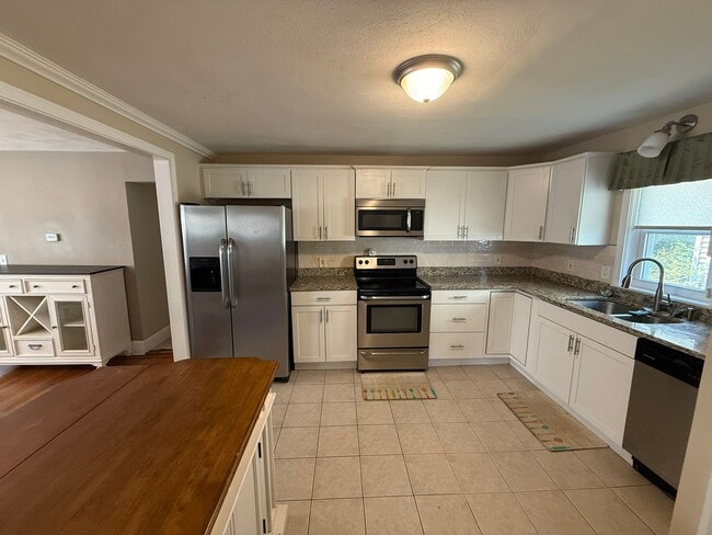 Building Photo - Beautiful 3 Bed, 2 Bath Single Family Colonial for Rent in New Britain!