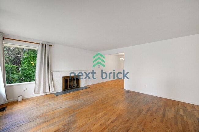 Building Photo - Charming 3-Bedroom Edmonds Home with 2 Full Baths and Spacious 1982 Sq. Ft. Living Space!