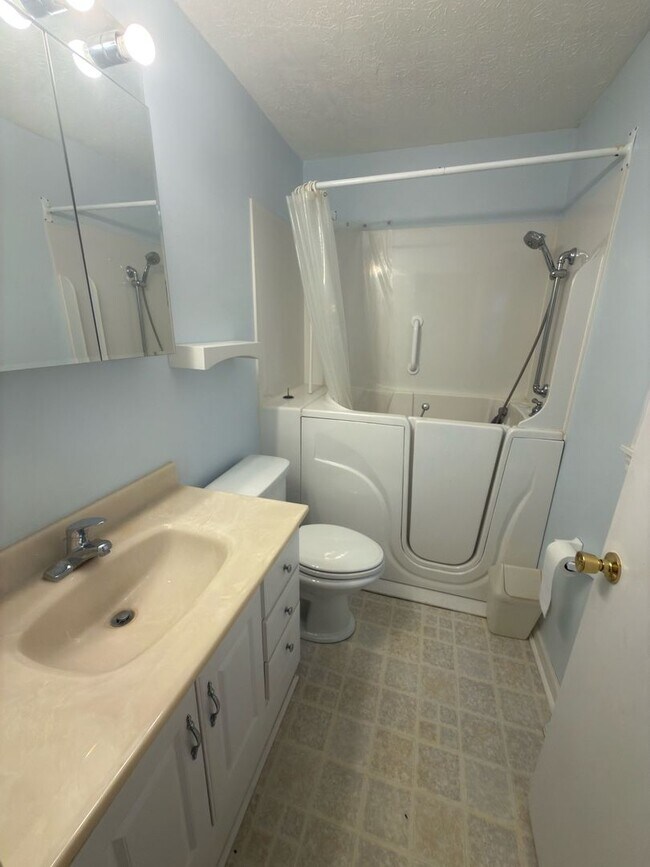 Building Photo - Spacious three bedroom, two bathroom with ...