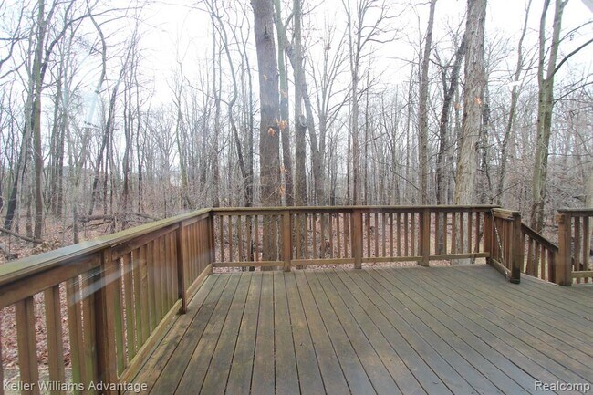 Building Photo - 41498 Cornell Dr