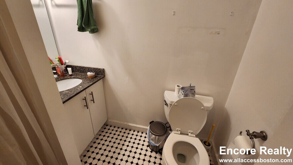 Building Photo - 462 Park Dr