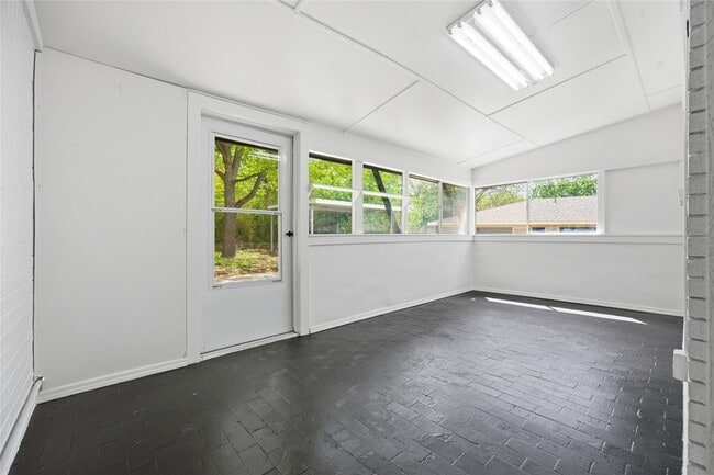 Building Photo - 3013 Conejos Dr