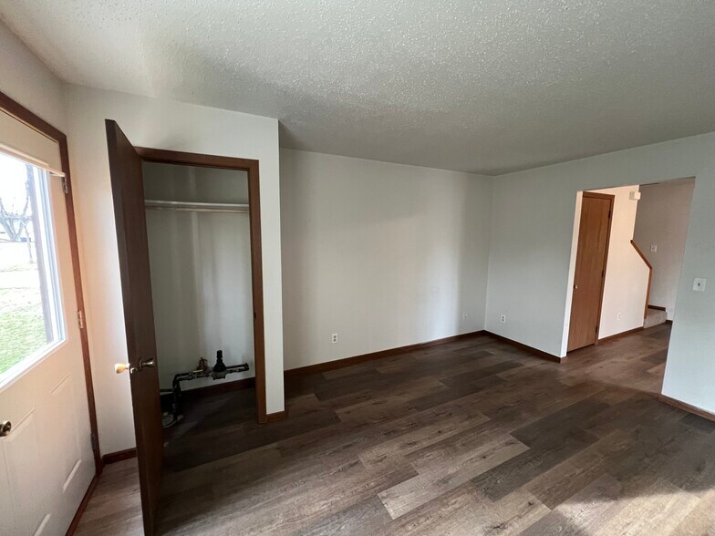 Entry Close/Living Room - 2000 Miller St