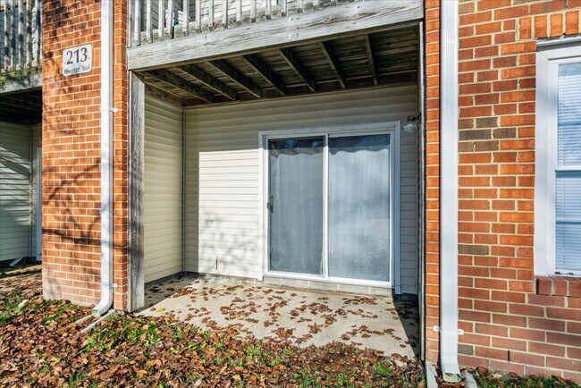 Building Photo - Updated 2 Bedroom 2 Bath Condo Near Fort Eustis and Williamsburg