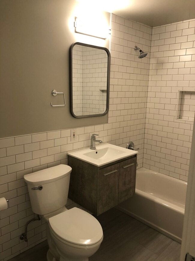 Building Photo - Great unit available in duplex!