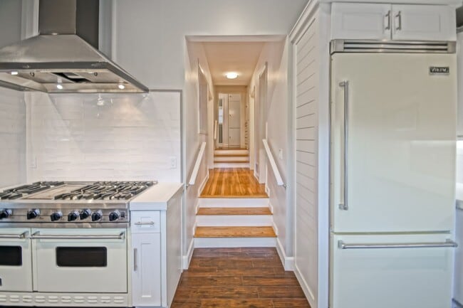 Building Photo - BEAUTIFULLY REMODELED, BRIGHT & AIRY HILLS...
