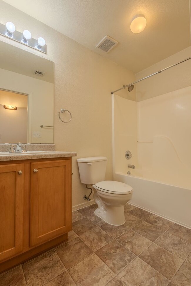 Building Photo - 3 Bedroom 2 Bathroom