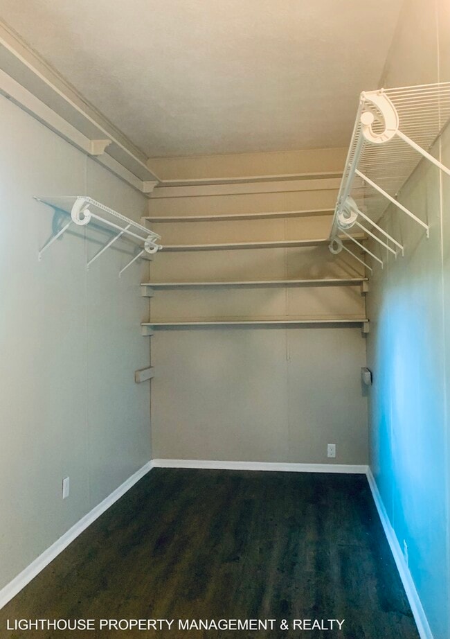 Building Photo - Large 4 Bed/2 Bath House with Carport & Fe...