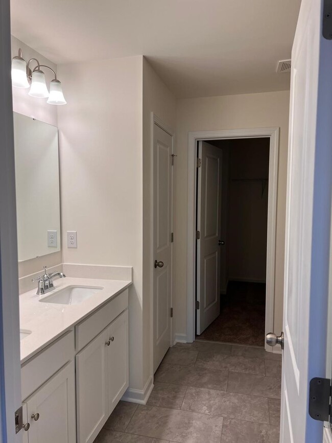 Building Photo - Beautiful 3BR/2.5BA Townhouse located in K...