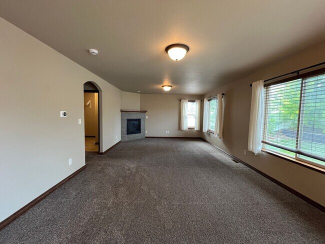 Building Photo - Beautiful single-family home in Berthoud!