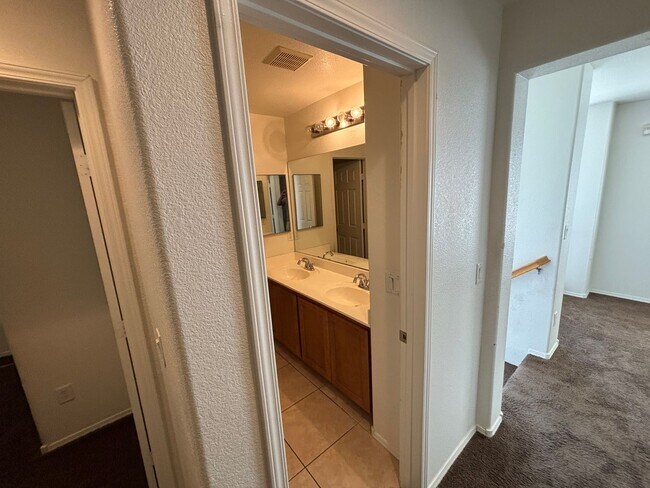 Building Photo - Gorgeous 3bed/1bath home!