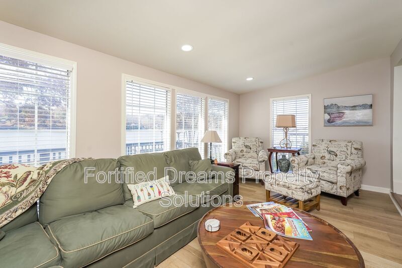 Building Photo - 395 Lake Dr