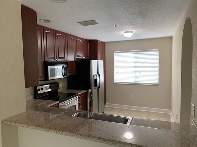 Building Photo - Beautiful Townhouse Style Apartment availa...