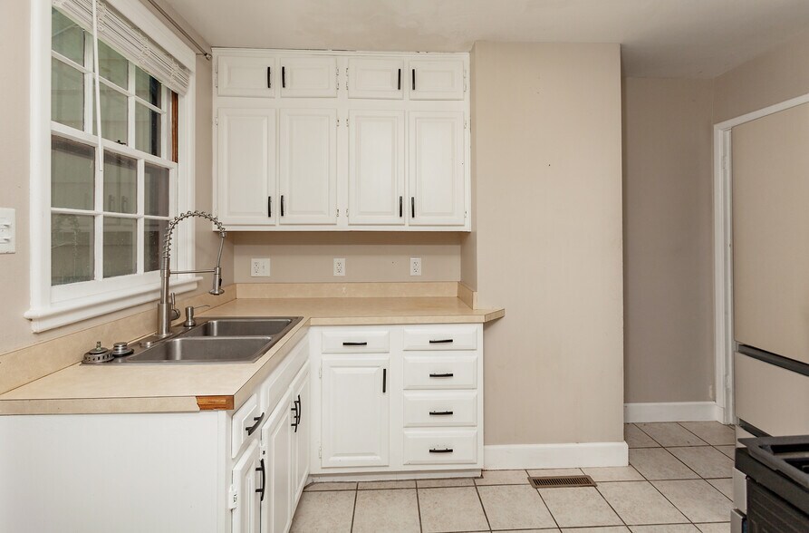 Kitchen - 2031 Friley Rd