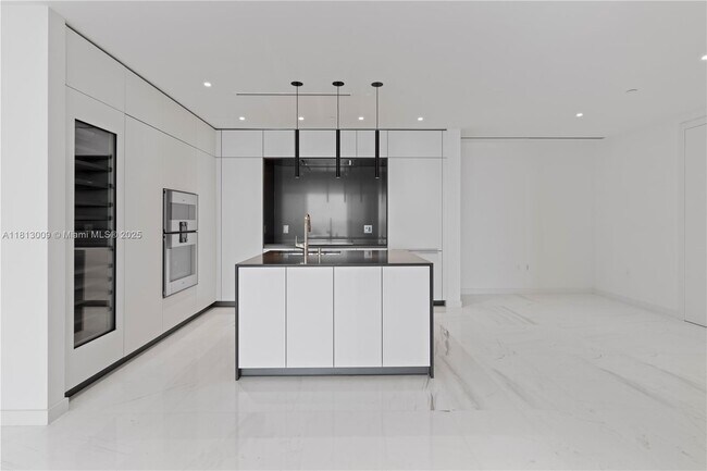 Building Photo - 300 Biscayne Blvd Way