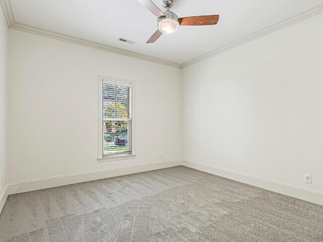 Building Photo - Super cute bungalow in Chantilly with rocking chair front porch!